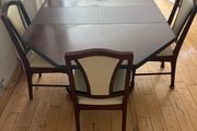 Extendable dining table