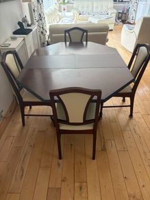 Extendable dining table