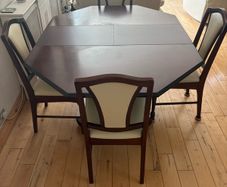 Extendable dining table