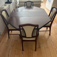 Extendable dining table