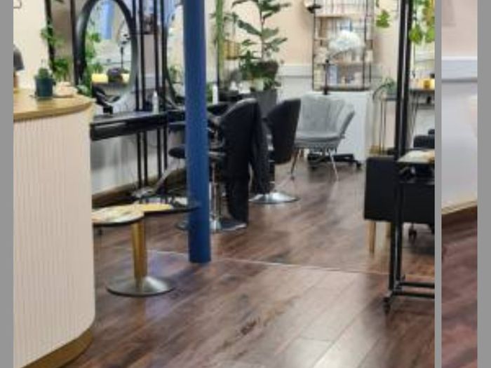 Hairdressing chair to rent /nails/ brows