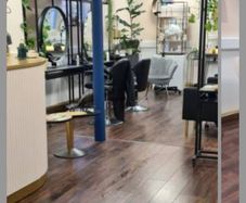 Hairdressing chair to rent /nails/ brows