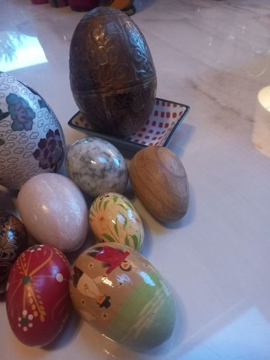 16 eggs, stone, metal, wood, painted, D18 post 8e