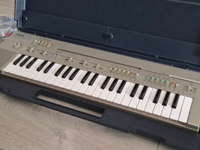 Rare Yamaha PortaSound PC-100 with original box and playcards