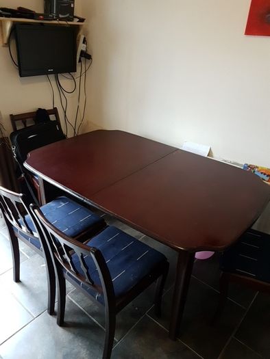 Mahogany Dining table and 6 chairs