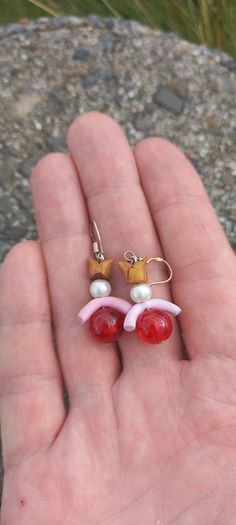 Vintage jewelry is sold individually for 5 to 10 euros