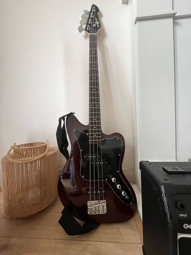 Full Bass Guitar Starter Kit .Amp, Headphones, Bag and Accessories