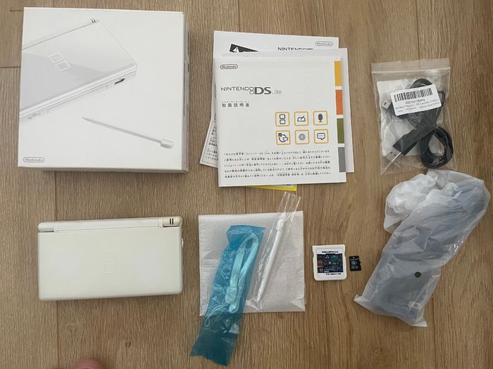 Modded Nintendo DS Lite crystal white USG 001 boxed with manual with Flash Card 32gb with Games and retro games (Neo Geo, Nes, Gameboy Color, Atari.