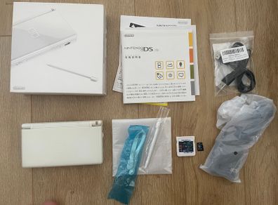 Modded Nintendo DS Lite crystal white USG 001 boxed with manual with Flash Card 32gb with Games and retro games (Neo Geo, Nes, Gameboy Color, Atari.