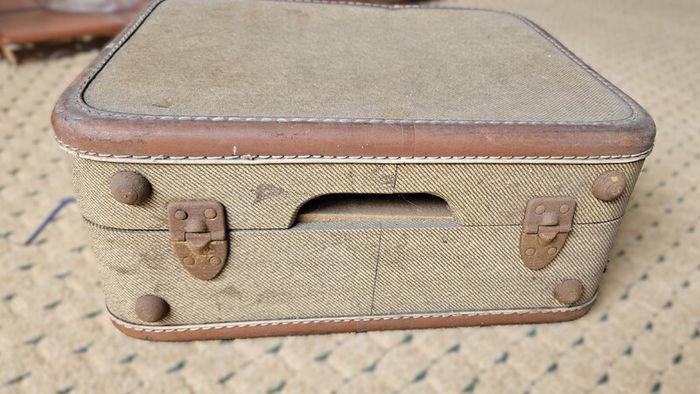 RCA Victor Victrola portable suitcase tube phonograph turntable records 1950s