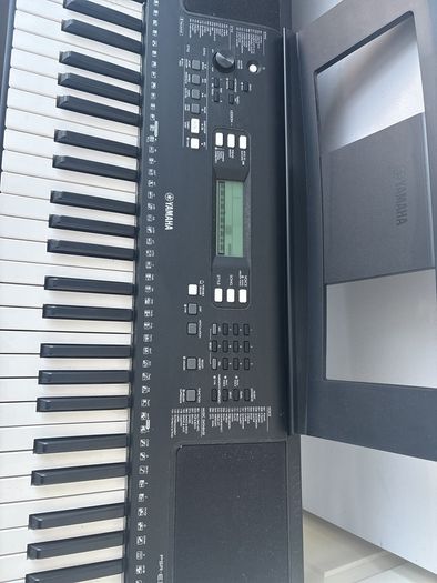 Yamaha Keyboard with Stand and stool