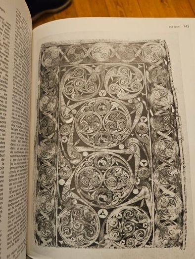 TREASURES OF IRELAND. THIS book is the exhibition catalogue for Tresors d'Irlande (Treasures of Ireland) held at the Galeries nationales du Grand Palais in Paris. Large volume paperback in good condition. See photos for same.