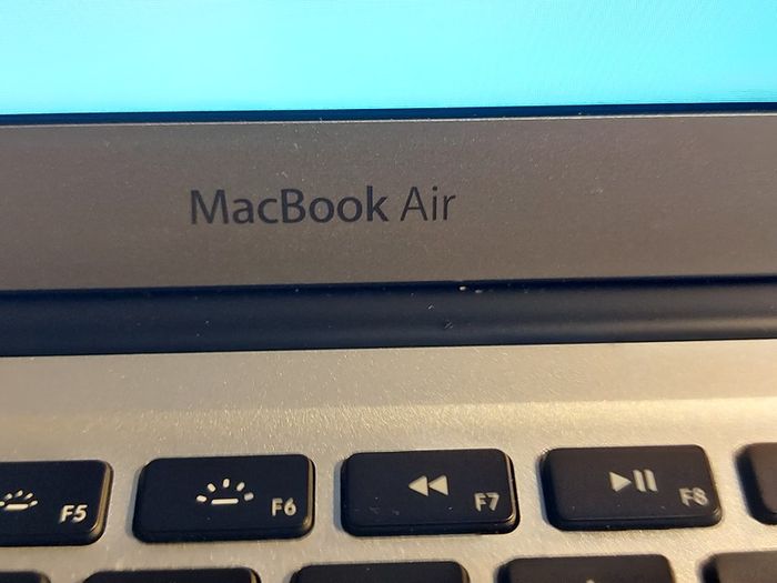 Apple MacBook Air 13 inch, Model A1369,  i5,  1,7GHz, no Ram, needs Ram, excellent cosmetic condition