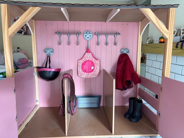 Our generation stables with two horses and accessories seen in photos