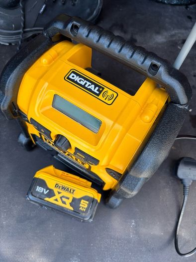 Dewalt site radio