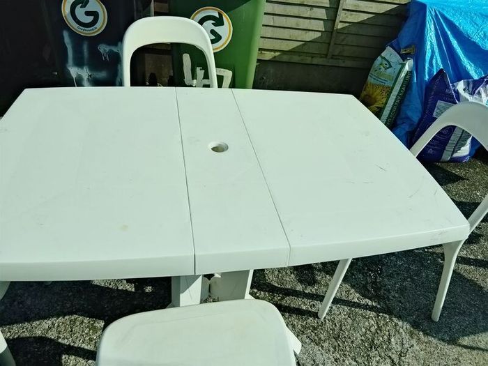 garden table and chairs