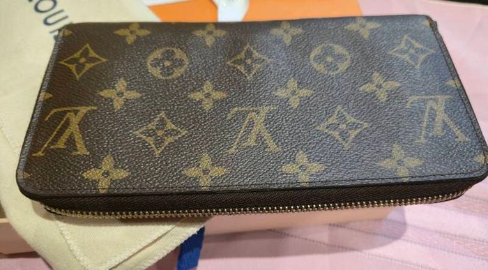 Genuine Louis Vuitton Zippy Wallet