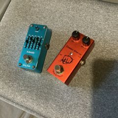 Classic Chorus and 5-band Equalizer pedals
