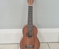 Soprano Ukulele, Cascha premium. Model HH 2024, Mahogany 21". Also folding music stand with carry bag.