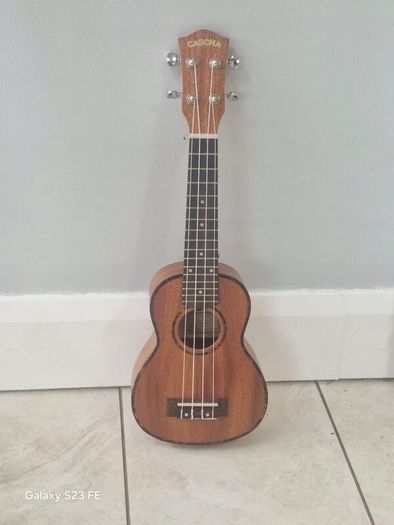 Soprano Ukulele, Cascha premium. Model HH 2024, Mahogany 21". Also folding music stand with carry bag.
