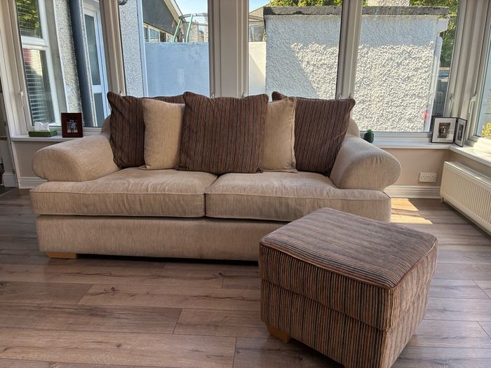 suite of furniture (3 + 2 + footstool)