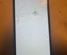 Samsung Galaxy J6+ (Locked to Lyca Mobile / Cracked Screen + Cable)
