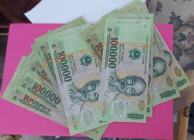 Viet Nam Banknotes 1,830,000 Dong in Extremely Fine Condition