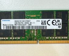 Samsung 32GB DDR4 module.