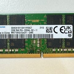 Samsung 32GB DDR4 module.