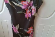 100% silk, Sequin. Ruffled. Rue de la Paix Boutique. Size 8
