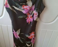 100% silk, Sequin. Ruffled. Rue de la Paix Boutique. Size 8