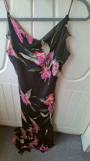 100% silk, Sequin. Ruffled. Rue de la Paix Boutique. Size 8