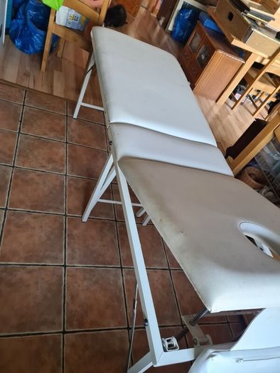massage table