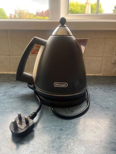 kettle and toaster - Delonghi