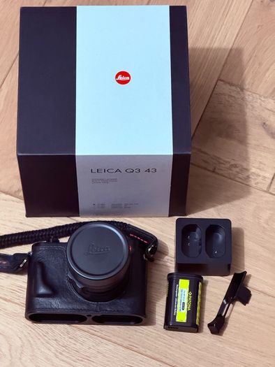 Leica Q3 43 plus extras
