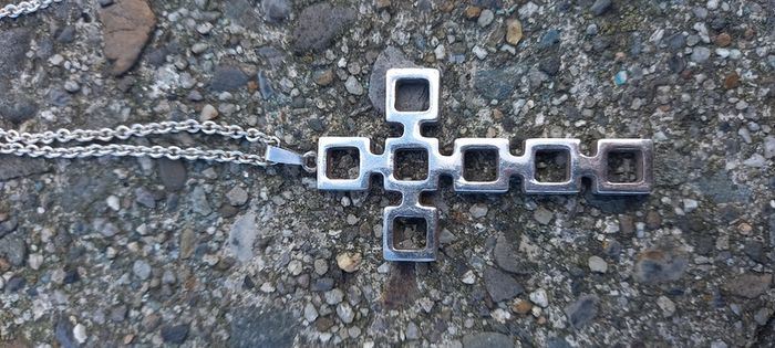 Vintage jewelry is sold individually for 5 to 10 euros.