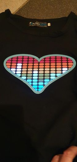 Age 8/9 Years - The HEART LIGHTS UP - A Flash Wear Tee Shirt - Super Fun to be Had - The Heart on Front Lights up Based on Sound - Read Ad for Details - E