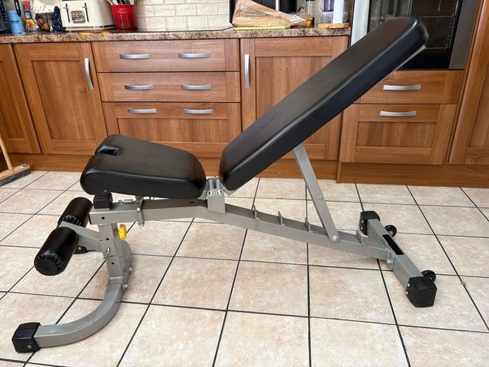 Heavy, Large Highly Versatile Weight Bench, Fully Adjustable!!