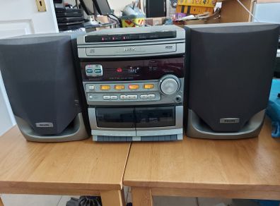 Philips Music System, Model FW316C22, 3 CD Changer, Dual Tape Deck, Tuner and AUX, with 2 Philips Speakers Model FB 318PH