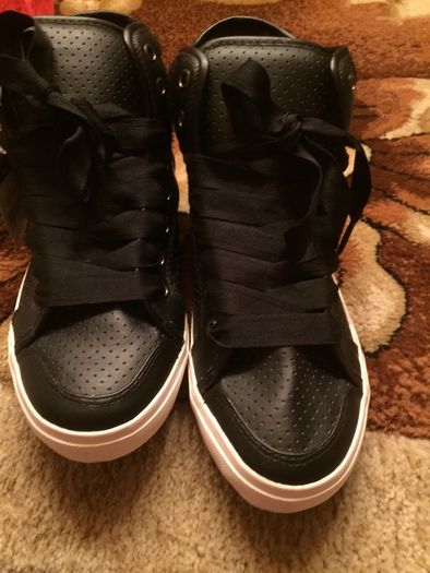 For sale size 5 high top boot runners