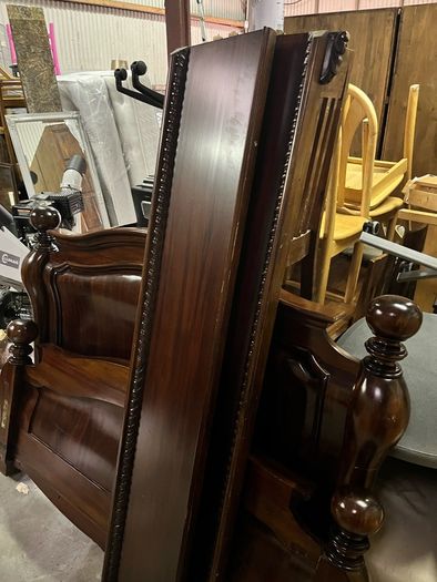 King Size Solid Wood Sleigh Bed. Mahogany Style. Excellent Condition