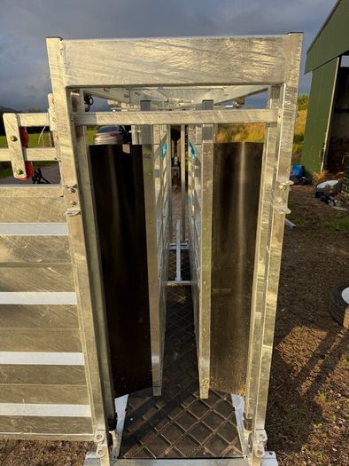 New cattle squeeze crush