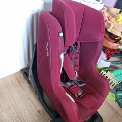 Nuna twisting child car seat