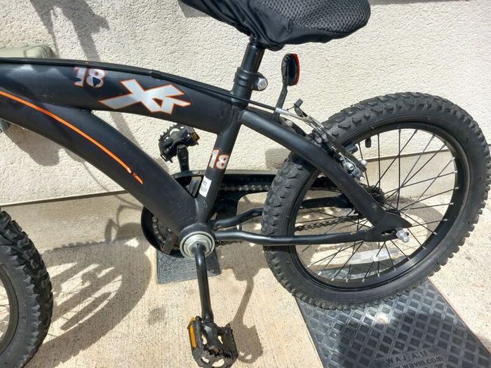 Kids bike size 18 inch wheels.
