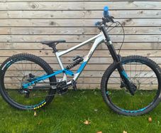 CUBE HANZZ DH MTB 18" with Bell full face helmet and gloves
