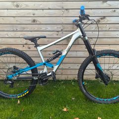 CUBE HANZZ DH MTB 18" with Bell full face helmet and gloves