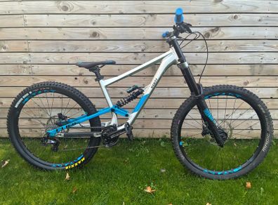 CUBE HANZZ DH MTB 18" with Bell full face helmet and gloves