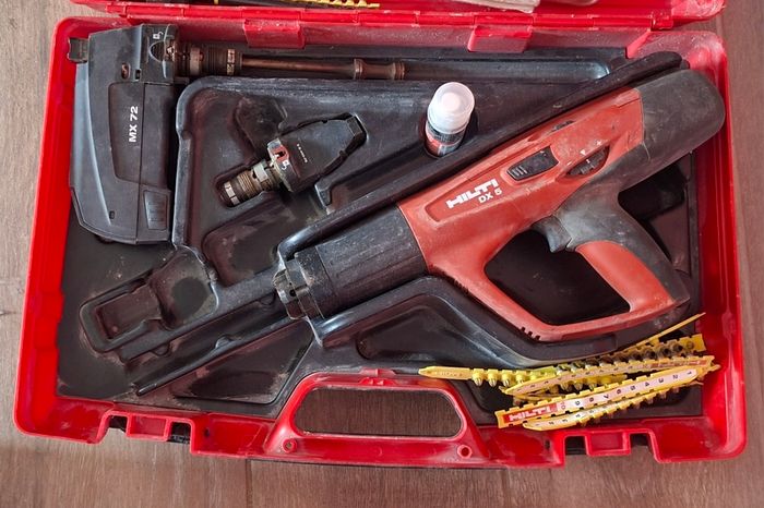 Hilti DX5 nail gun, with accesories, case and manual