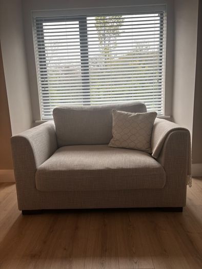 Snuggler Sofa - Diamond Furniture (Rachel)