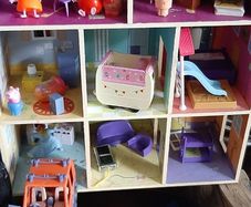 Peppa Pig House and accesories